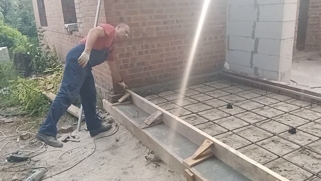 КАК залить БЕТОННОЕ крыльцо за 1 день! ПРОСТОЕ прямое крыльцо в 2 ступени с фундаментом на столбах. смотреть онлайн