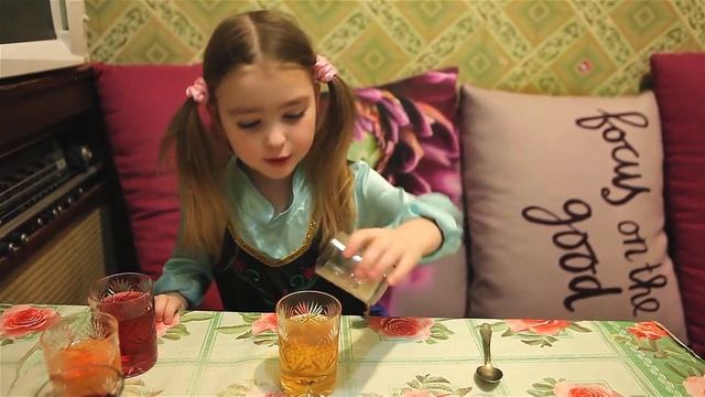 Даша готовит желейные яйца к пасхе смотреть онлайн