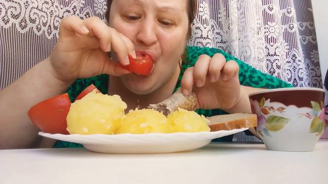 АСМР МУКБАНГ КАРТОШКА МОЛОДАЯ😋 ДОМАШНЯЯ КОЛБАСА😋 ТОМАТЫ🍅 КВАС смотреть онлайн