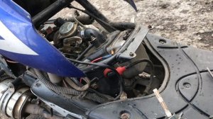 Скутер переливает, глохнет на иходу, чёрный дым из трубы, ищем причину.