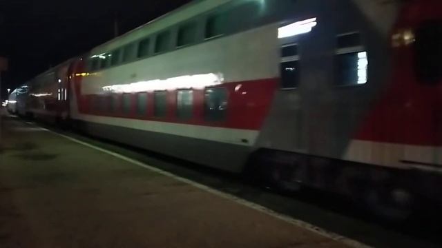 "Три сидячих нерабочих вагона" Электровоз ЭП20-050 с поездом №3 Кисловодск - Москва смотреть онлайн
