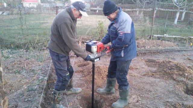 Бурим лунки под столбчатый фундамент в "тугой" глине смотреть онлайн