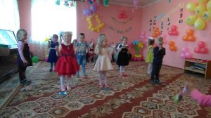 Простой и зажигательный танец на выпускной в детском саду младшая группа