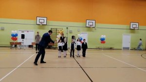 Поздравление 1"В" класса на последнем звонке.