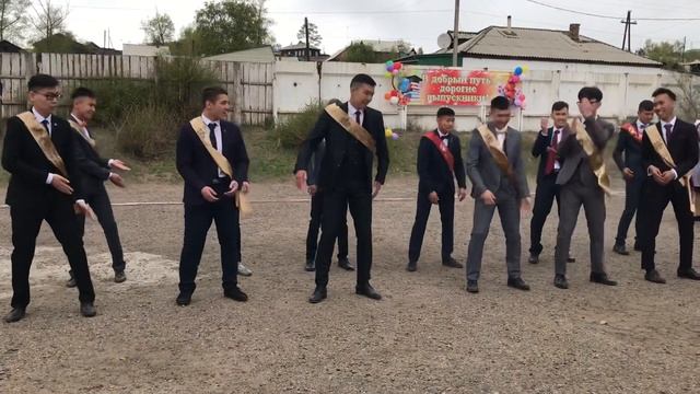 Современный танец от выпускников 11 класса СОШ N3 Кяхта (видео с телефона) смотреть онлайн