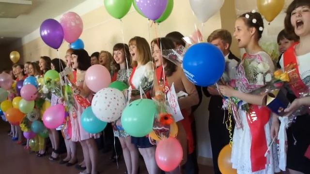 Последний звонок в школе 32 Выпускникам вручают цветы смотреть онлайн