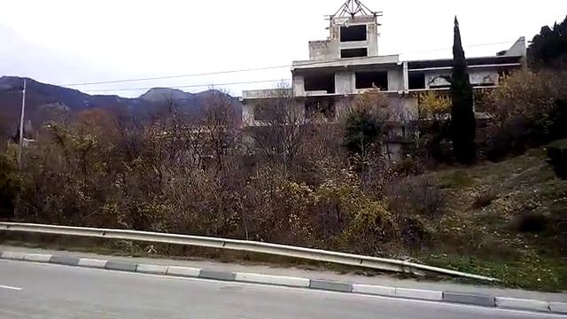 Доколе? Огромный недострой уже много лет заброшен на трассе Ялта -- Севастополь у Голубого залива. смотреть онлайн