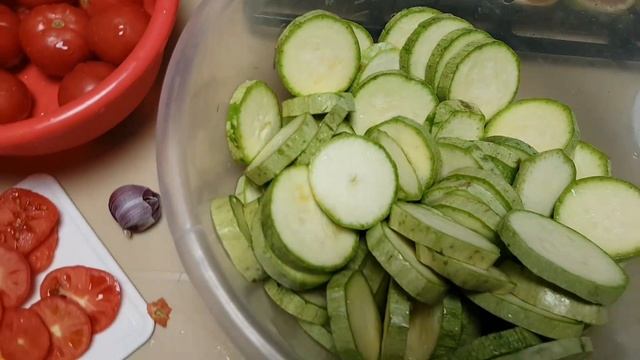 Подстригаем Дарину, готовим кабачки и перебинтовываемся #кабачкивдуховке смотреть онлайн