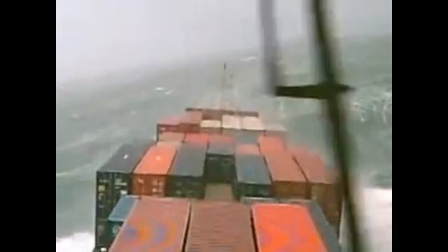 Муражки! ВОЛНЫ В 11 БАЛЛОВ😱//Крушение корабля смотреть онлайн