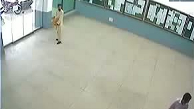 Un homme face à une porte automatique смотреть онлайн