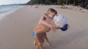 ДЕТИ ДЕРУТСЯ НА ПЛЯЖЕ В ТАЙЛАНДЕ!
