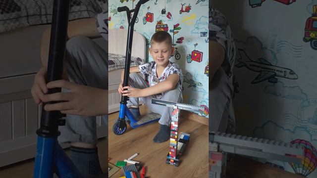 Трюковой самокат из Лего #трюки #самокат смотреть онлайн