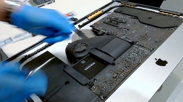 iMac 2012 LATE | Rimozione completa del display e sostituzione hard disk смотреть онлайн