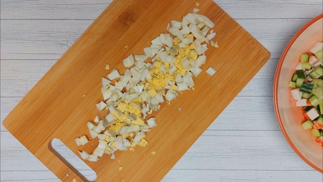 Крабовый салат Весенний, с кукурузой, огурцом, яйцом, зелёным луком и майонезом, простой рецепт. смотреть онлайн