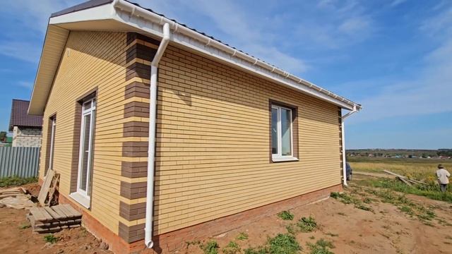 Классический дом в отделке песчаным облицовочным кирпичом в деревне Пычанки смотреть онлайн