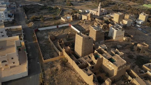 4K Aerial view of an old village with mud houses, Asir province, Ahad Rufaidah, Saudi Arabia смотреть онлайн