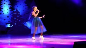 А мне бы петь и танцевать - Поет  Виноградова Лиза 9 лет