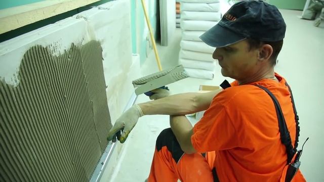 КРЕПС Этап 2 Замешивание раствора и укладка плитки на стену смотреть онлайн