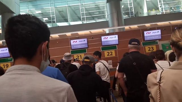 Пол часа стоим у стойки регистрации в аэропорту Шереметьево терминал D смотреть онлайн