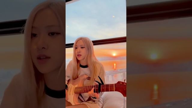 Она так красиво поёт?Розэ❤️ Розэ играет на гитаре?? смотреть онлайн