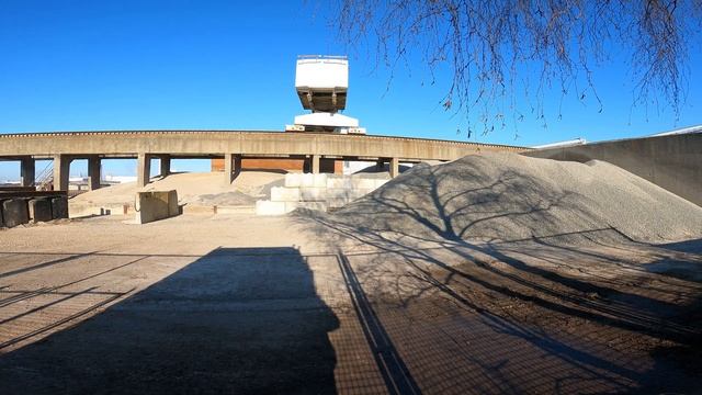 Наблюдение с дрона. Порт Бремен. Грейферный кран. Что делают с акумулятор от машин. смотреть онлайн