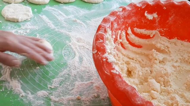 Сырники қазақша. Сырники из творога. Творожные сырники. Казакша рецепт. Сырники жасау смотреть онлайн