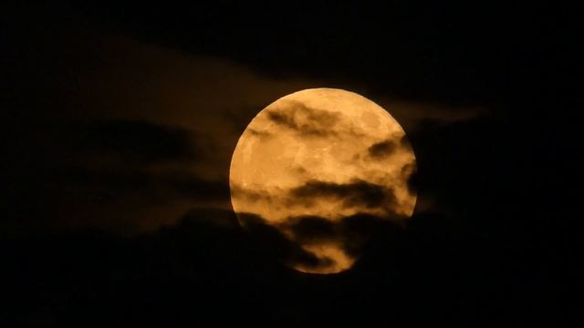 Луна плывущая в облаках во время лунного затмения 5 июня 2020. смотреть онлайн