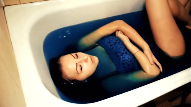 Backstage • Фотосессия в ванной смотреть онлайн