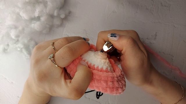 Посадка глаз и носика. Крепление. Наполнение детали наполнителем. Амигуруми. Игрушка крючком. смотреть онлайн