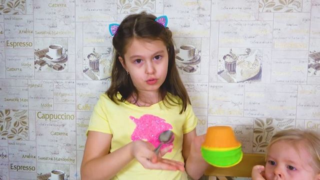 Дети готовят сами разноцветные кексики! Саша и Аня готовят сладкое блюдо! смотреть онлайн