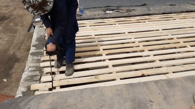 Демонтаж старой крыши гаража и постройка новой. смотреть онлайн