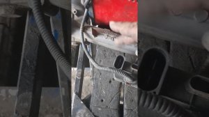 фольксваген б 6 тугой руль горит красный руль.