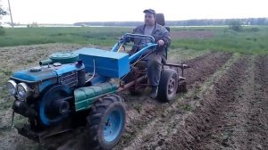 Самодельные ёжики для прополки картофеля в работе