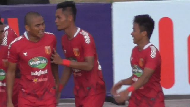 GOL CANTIK TENDANGAN BEBAS FAJAR HANDIKA ( BADAK LAMPUNG FC VS PSKC CIMAHI ) смотреть онлайн