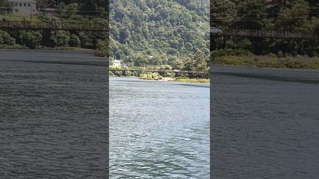 Катер, горы, горная река и подвесной мост смотреть онлайн