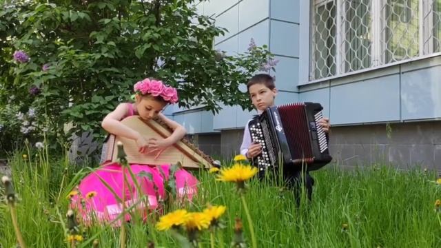 Е. Качурбина. Мишка с куклой танцуют полечку. Семейный дуэт Аршиновых смотреть онлайн