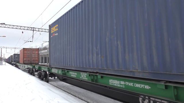 Электровоз 2ЭС5К-501 с грузовым поездом смотреть онлайн