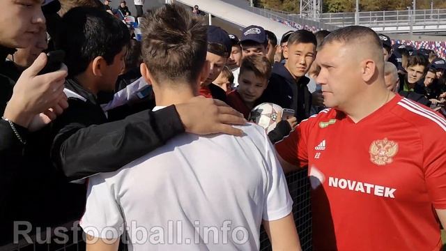 Игроки сборной России дают автографы юным болельщикам смотреть онлайн