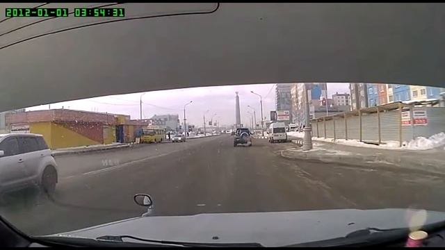 На улице Пуркаева столкнулись Subaru Forester и Toyota Ist смотреть онлайн
