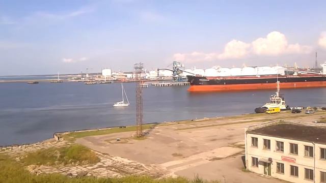 Вентспилс. Грузовой танкер выходит в море смотреть онлайн