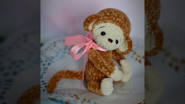 Вязаная игрушка обезьяна крючком из плюшевой пряжи