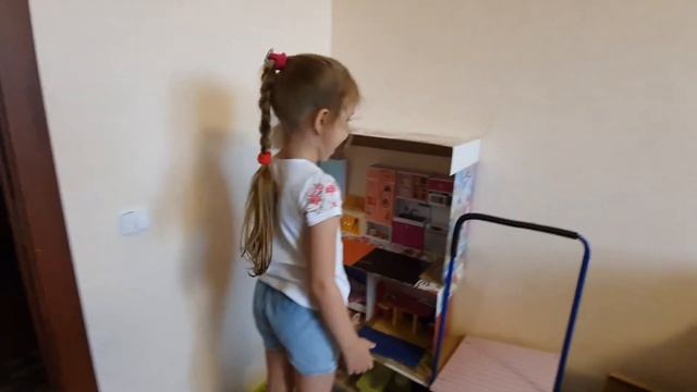 Строим кукольный домик своими руками. Играем с Барби в новом доме для кукол. смотреть онлайн