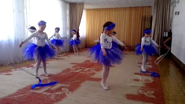 Красивый танец с лентами - Журчат ручьи смотреть онлайн