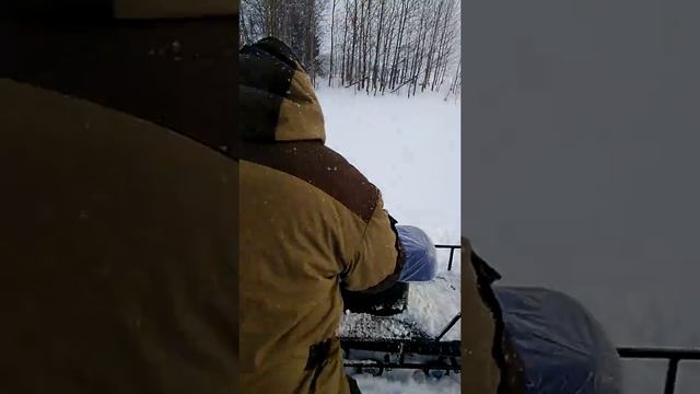 Катаем по снегу ! Мини снегоход смотреть онлайн