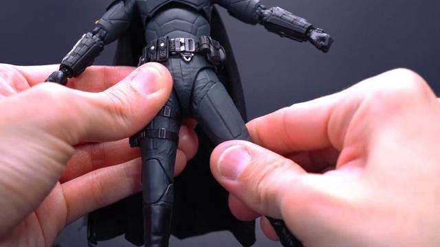 Who made the BEST 2022 Batman?? (Mafex vs Figuarts Comparison) смотреть онлайн