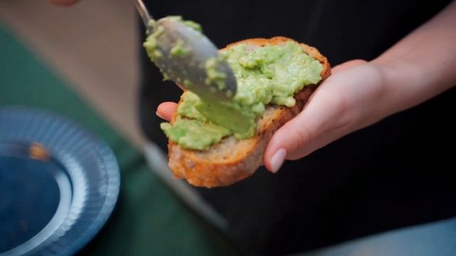 Авокадо тост с яйцом пашот и матча латте смотреть онлайн