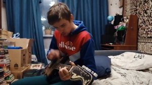 Дима Залутник играет на гитаре