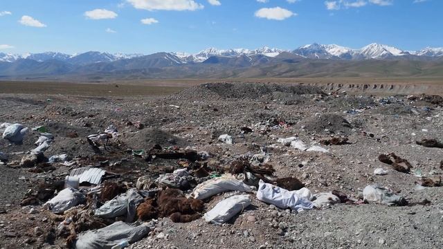 Стихийная свалка в селе Сары-Могол. Нет ограждения. Отсутствует яма Беккари. смотреть онлайн