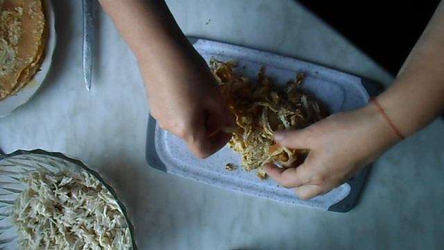 Вкусный и очень простой салат с курицей и яичными блинчиками. смотреть онлайн