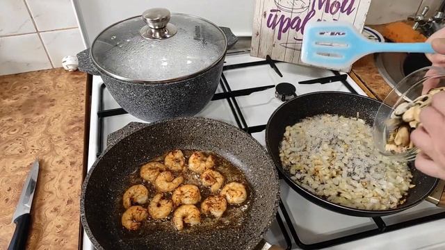 Паста с креветками и мидиями в сливочно сырном соусе. смотреть онлайн